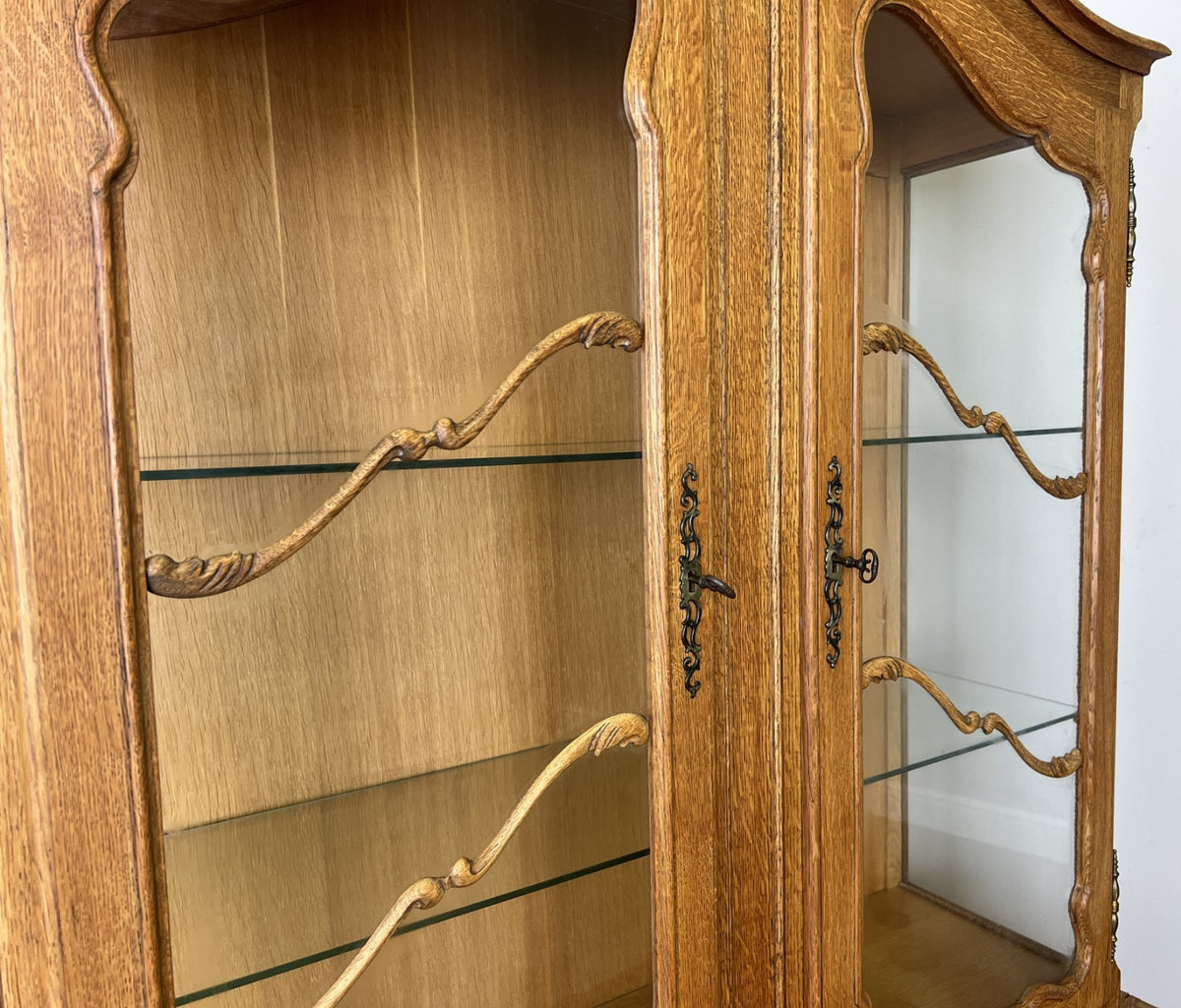 Bookcase Vintage French Louis XIV Style Oak Glazed Display Cabinet LOT 6490