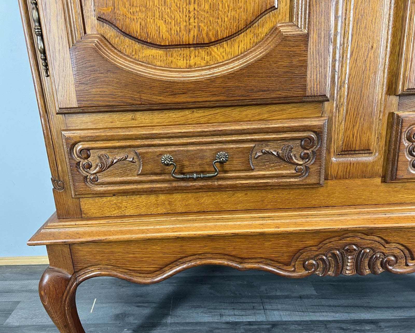 Cabinet Vintage French Louis XIV Oak Sideboard with Carved Cupboard LOT 44716