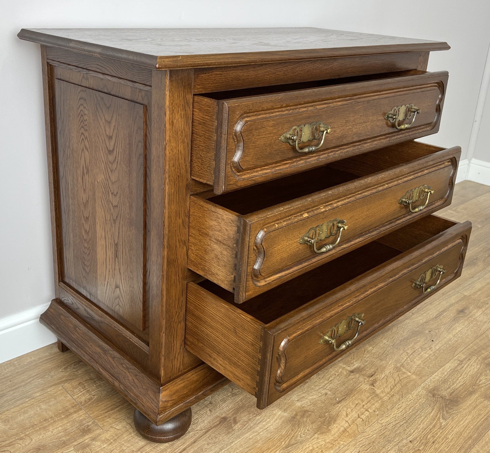Chest of Drawers Vintage French Style 3 Drawer Carved Cabinet LOT 497410