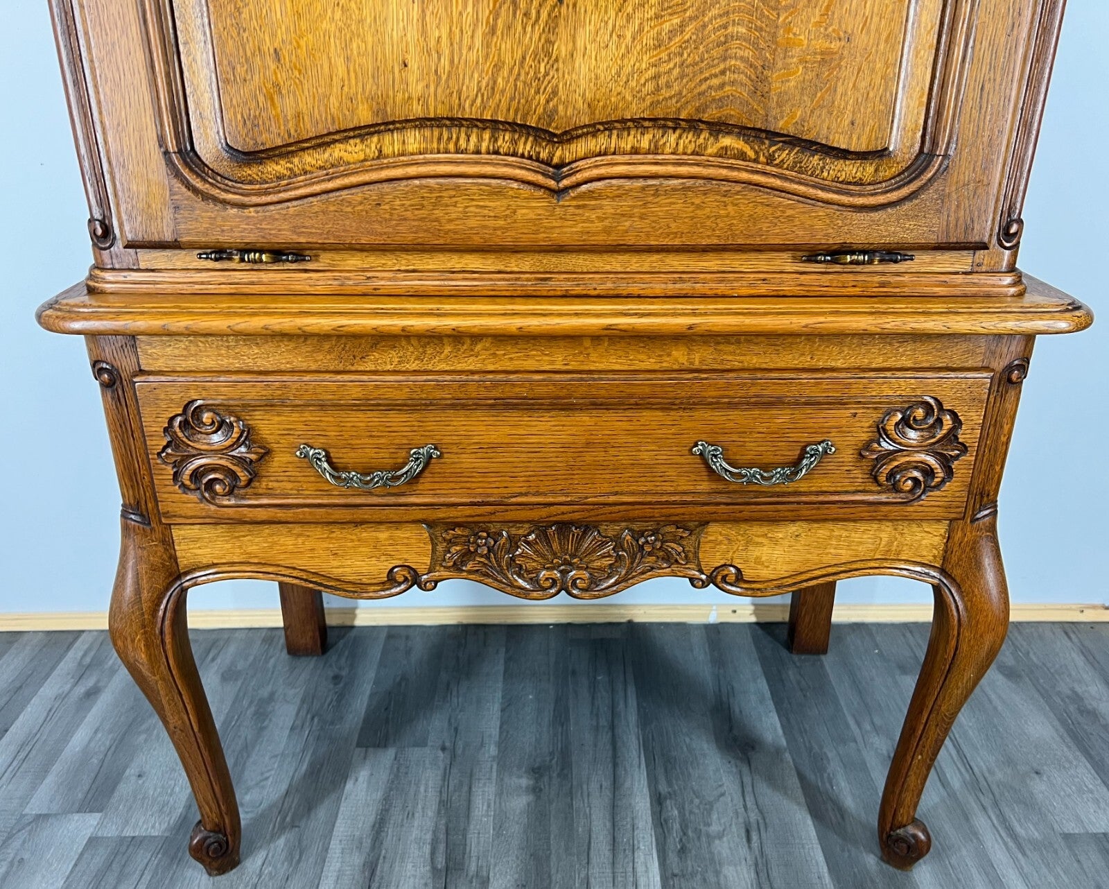 Cabinet Vintage French Louis XIV Style Cabriole Legs Carved Sideboard LOT 29175