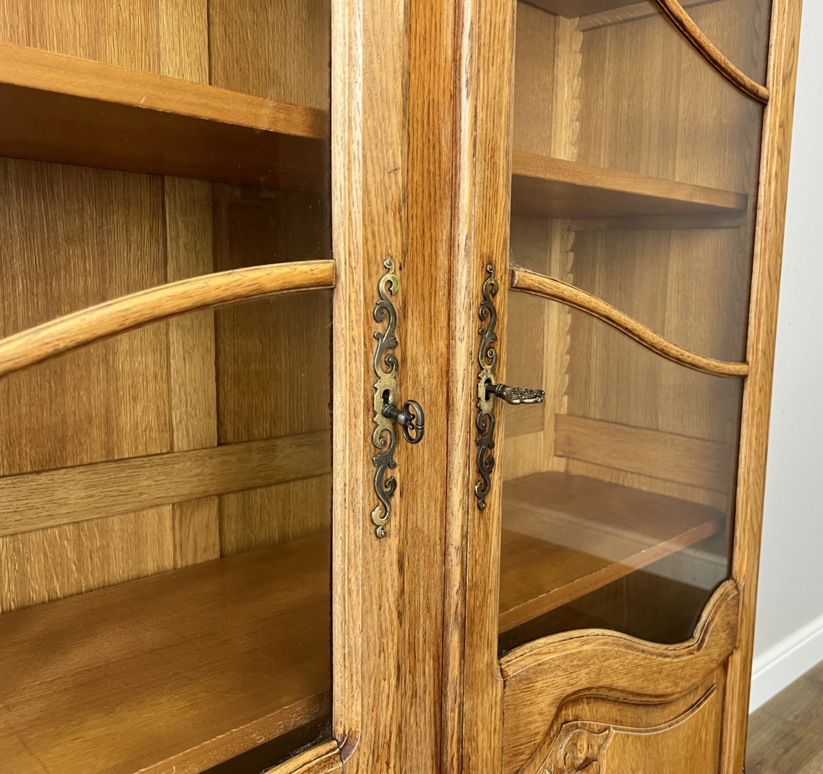 Bookcase Vintage French Louis XVI Oak Display Cabinet Carved Sideboard LOT 63469
