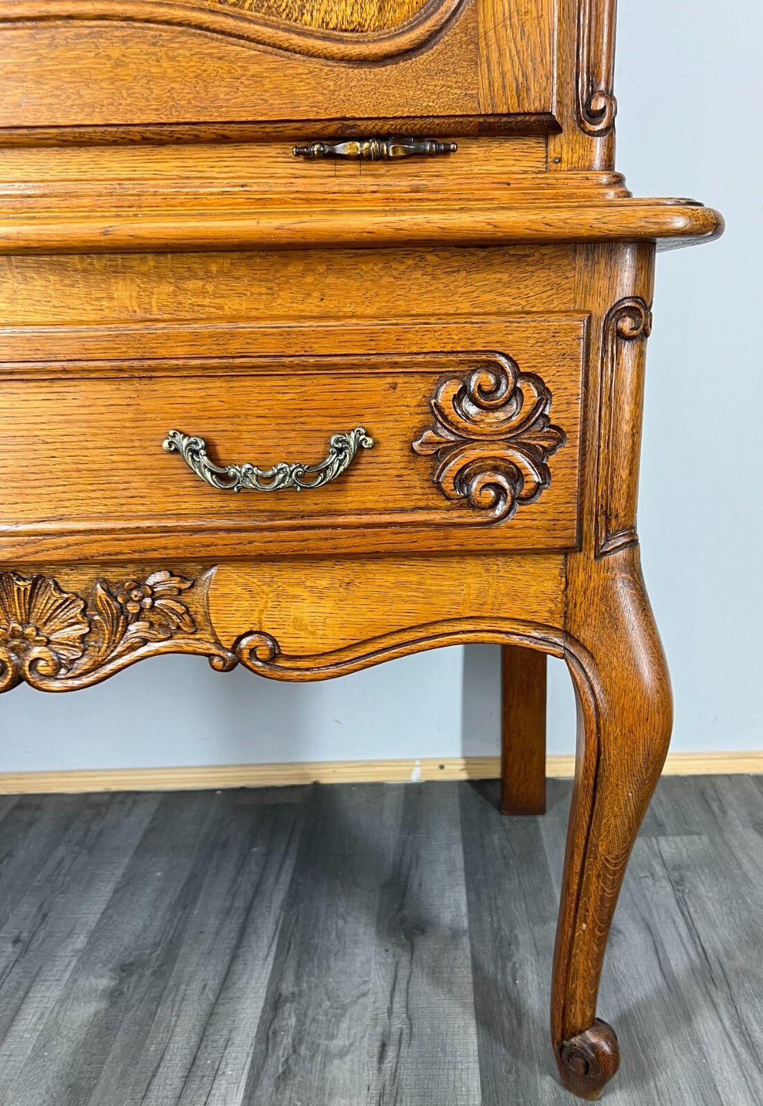 Cabinet Vintage French Louis XIV Style Cabriole Legs Carved Sideboard LOT 29177