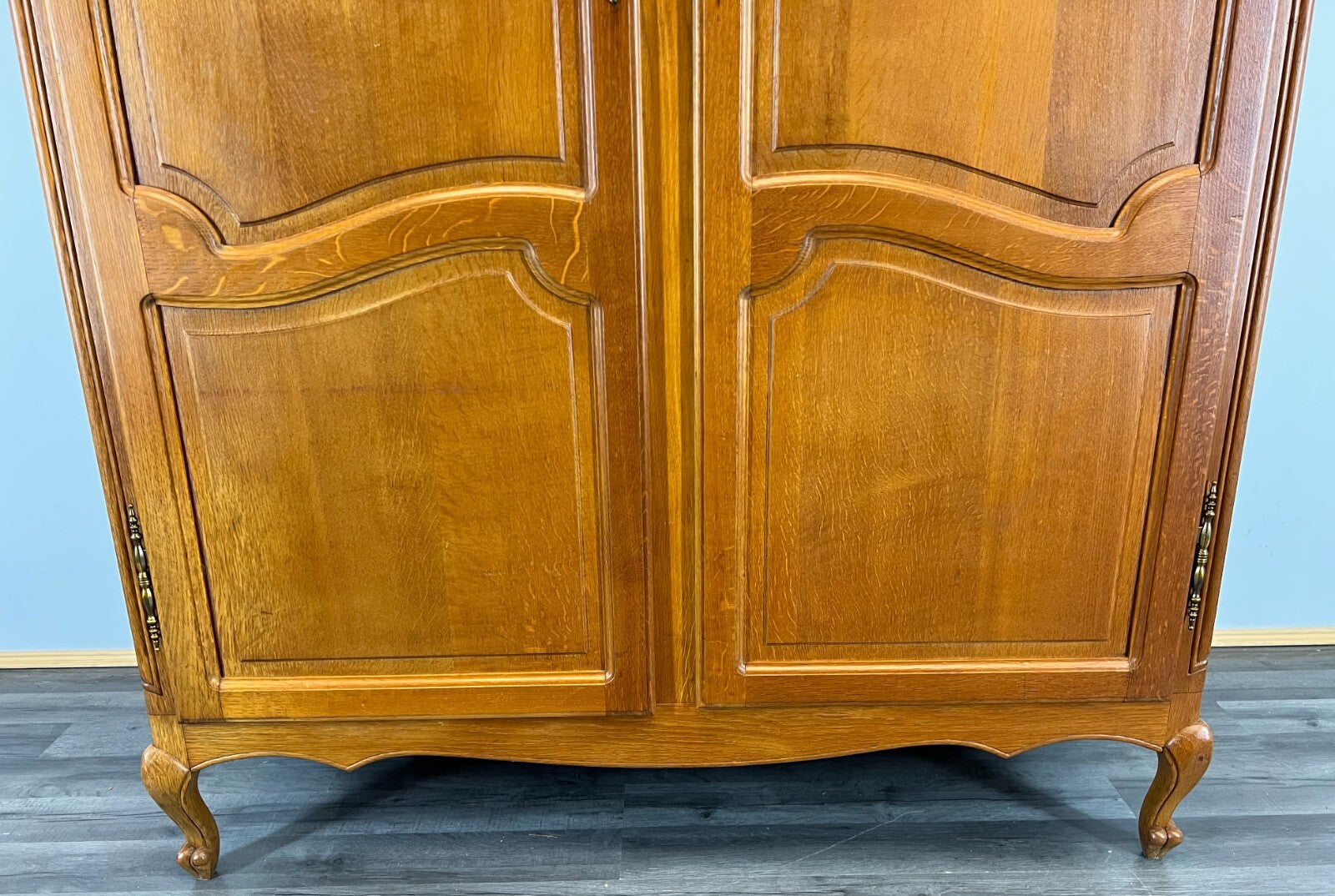 438369