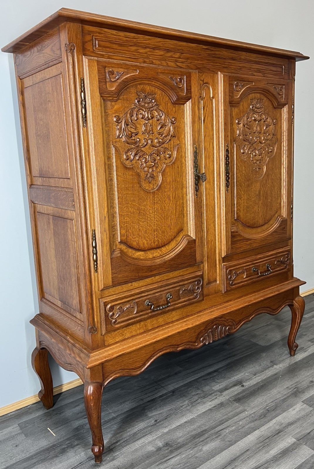 Cabinet Vintage French Louis XIV Oak Sideboard with Carved Cupboard LOT 44712