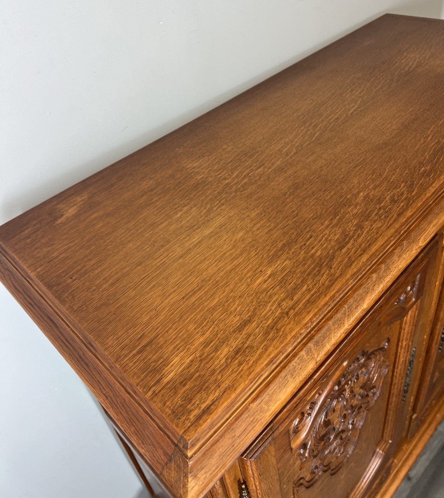 Cabinet Vintage French Louis XIV Oak Sideboard with Carved Cupboard LOT 447110