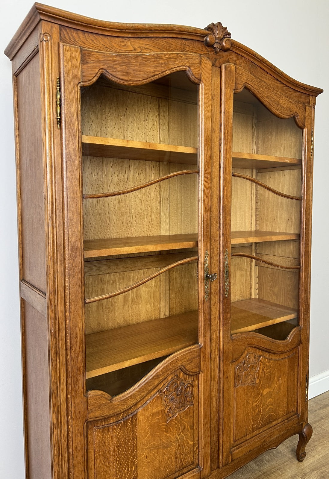 Bookcase Vintage French Louis XIV Style Oak Display Cabinet Sideboard LOT 63593