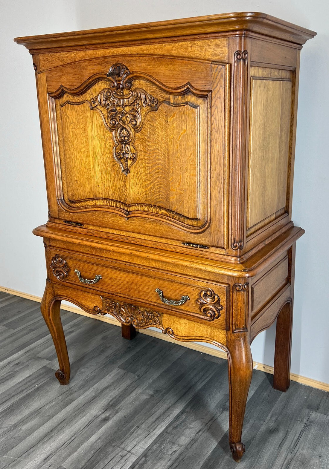 Cabinet Vintage French Louis XIV Style Cabriole Legs Carved Sideboard LOT 29170