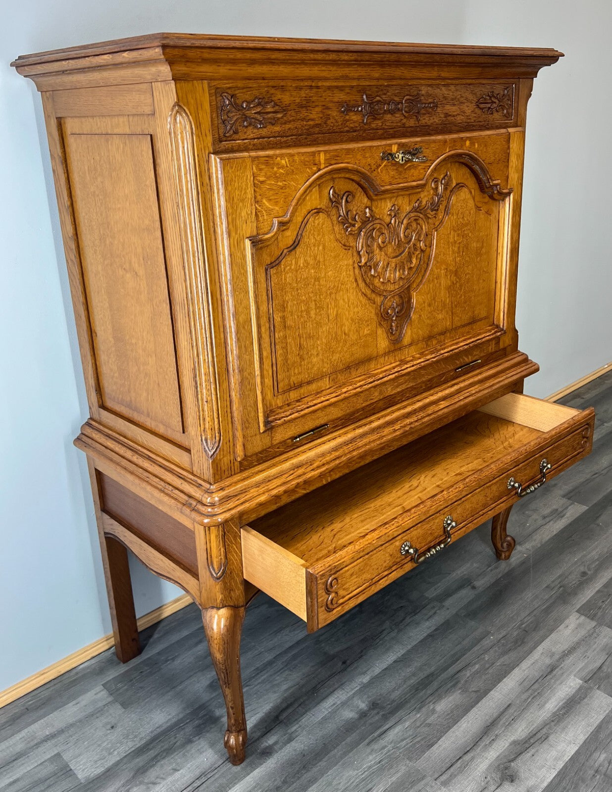 Cabinet Vintage French Style Oak Carved Sideboard with Drawer LOT 37573